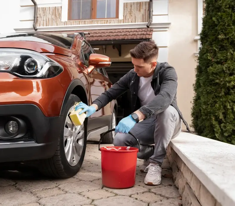 Lavage auto à domicile Crevin : professionnel intervenant sur un véhicule